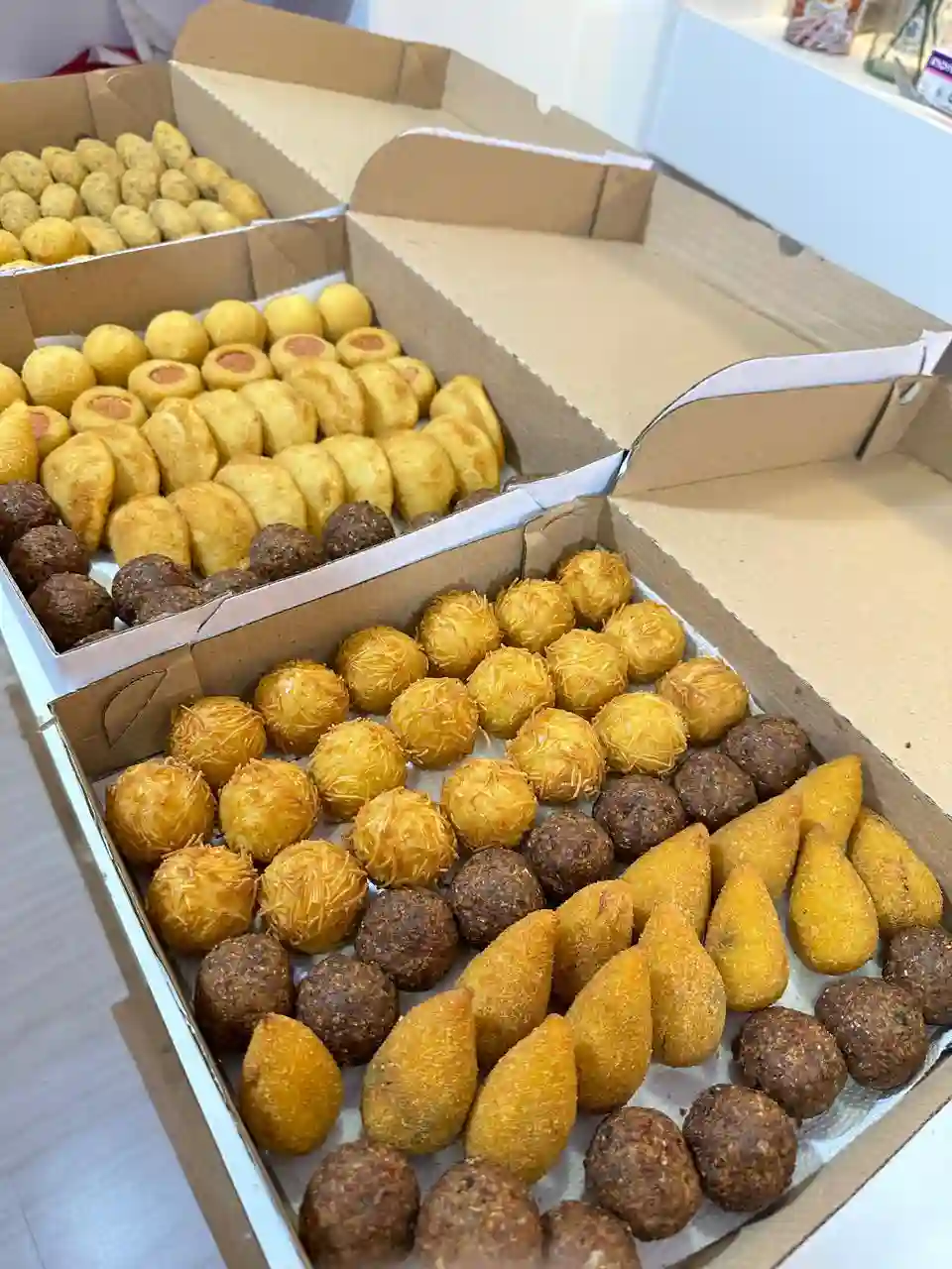 Mistura de salgados dourados e crocantes